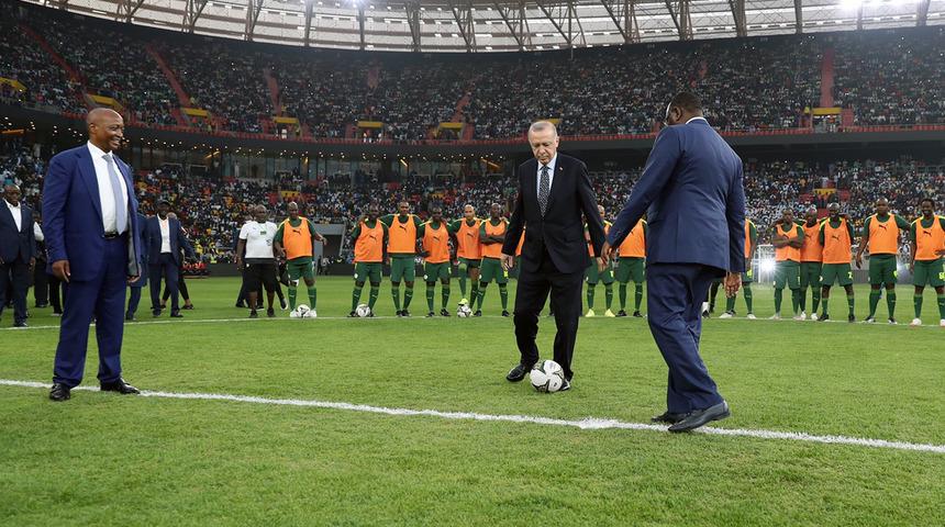 Cumhurbaşkanı Erdoğan, Senegal Stadı'nın açılışına katıldı... Sahaya inip paslaştı
