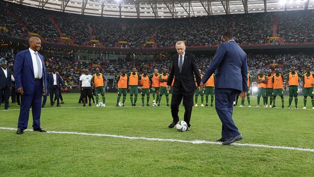 Cumhurbaşkanı Erdoğan, Senegal Stadı'nın açılışına katıldı... Sahaya inip paslaştı