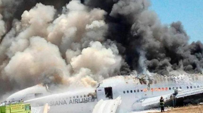 Kaza yapan u&ccedil;aktaki &ccedil;ocukları sırtında taşıdı