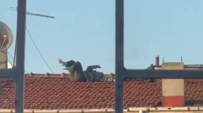 Kadıköy'de şaşkına çeviren anlar! Canını hiçe sayıp yoga yaptı