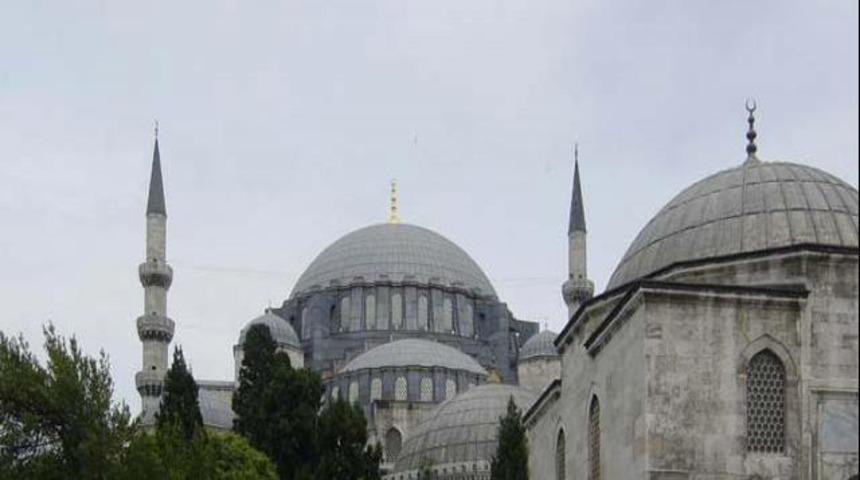 Cami kapısına domuz başı bıraktılar