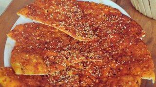 Her yemeğin yanına yakışan bu lezzete hayır diyemeyeceksiniz: Mersin’den biberli ekmek tarifi…