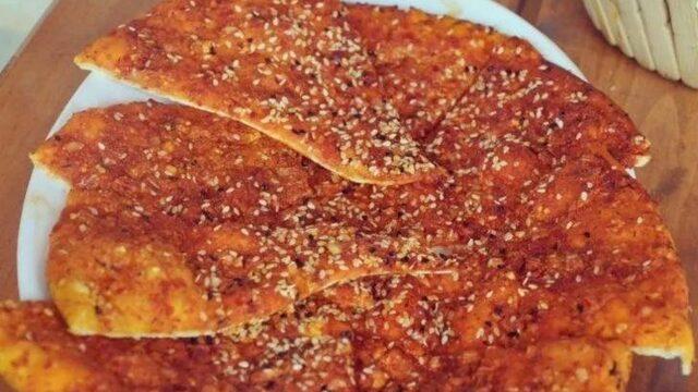 Her yemeğin yanına yakışan bu lezzete hayır diyemeyeceksiniz: Mersin’den biberli ekmek tarifi…