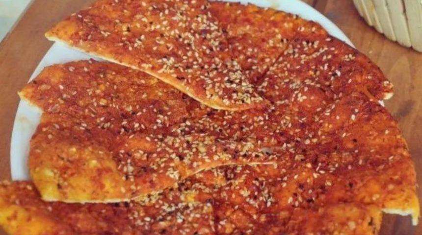 Her yemeğin yanına yakışan bu lezzete hayır diyemeyeceksiniz: Mersin’den biberli ekmek tarifi…