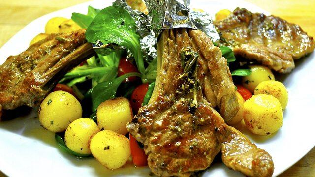 Antep mutfağına kim hayır diyebilir ki! İşte Antep fıstığının kuzu etiyle buluşması: Antep fıstıklı pirzola tarifi