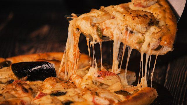 Mutfağına yenilikçi bir tat katmak isteyenlere: Deniz mahsullü kolay pizza