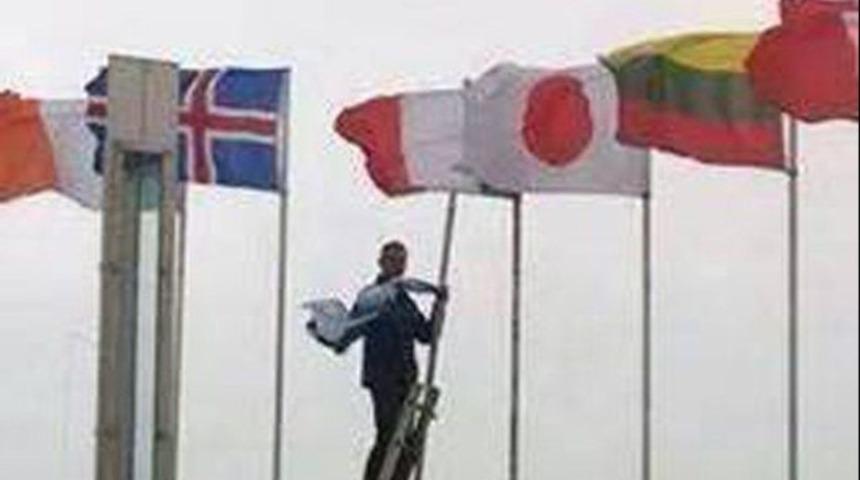 İrlandalı siyaset&ccedil;i İsrail bayrağını indirdi