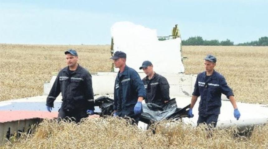 D&uuml;şen u&ccedil;aktan cesetleri ka&ccedil;ırdılar