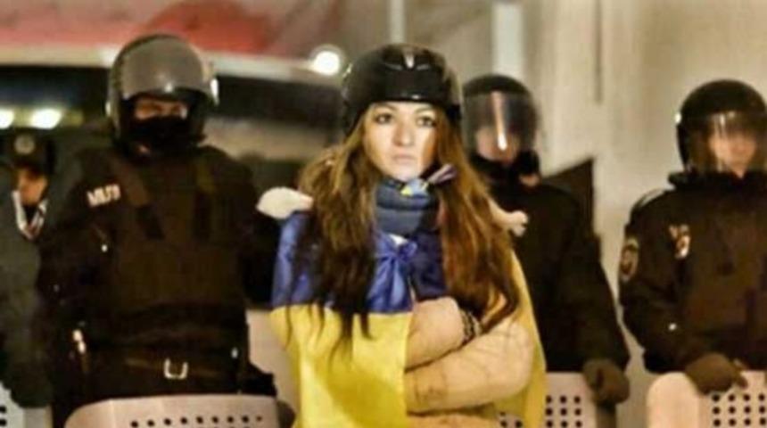 Barikatta başlayan ilginç aşk