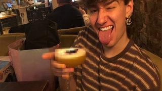 Eşcinsel adam leopar desenli pantolonu nedeniyle restorana alınmadı! Sosyal medyadan tepki gecikmedi