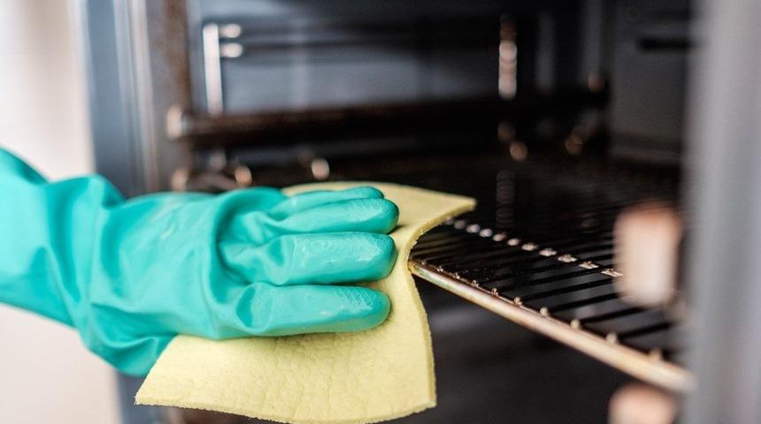 Fırın tellerinde biriken inat&ccedil;ı lekelerden kurtulmak sandığınız kadar zor değil! Tuz yardımıyla fırın telinizi yenileyin!