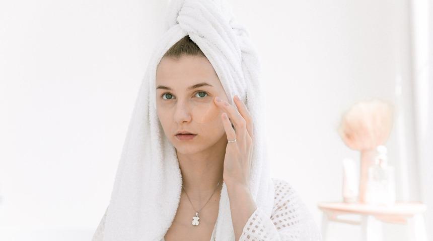 Cilt kuruluğu derdine son! Bu alışkanlıkları kazanarak cilt kurumasının önüne geçin!