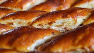 Hamur açmadan şahane bir börek yapın: Soğanlı Girit böreği