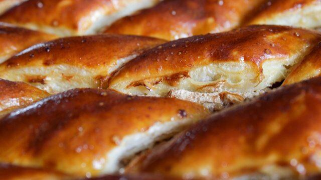 Hamur açmadan şahane bir börek yapın: Soğanlı Girit böreği