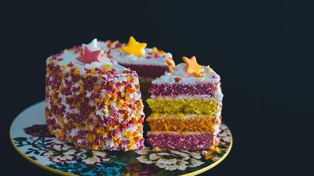 Pastalarınızı ev yapımı granüllerle süsleyin: Evde pasta süsü tarifi