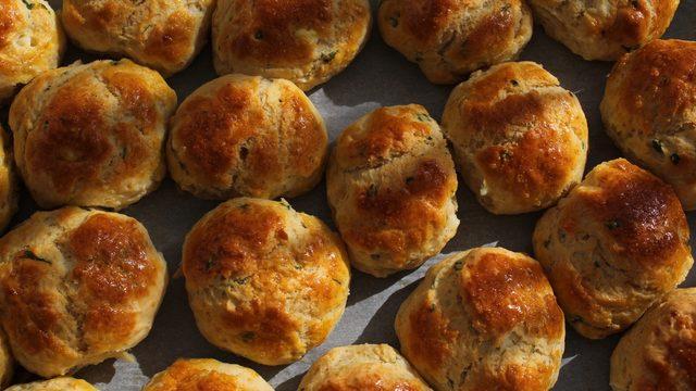 Tarife sarımsak girerse muhteşem olur: Sarımsaklı peynirli çörek tarifi