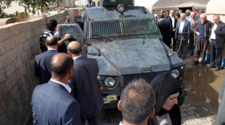 PKK'lının taziye &ccedil;adırında olay &ccedil;ıktı