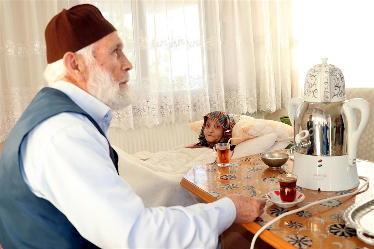 Emekli imam fel&ccedil;li eşine sevgi ve &ouml;zenle bakıyor