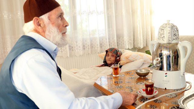 Emekli imam felçli eşine sevgi ve özenle bakıyor