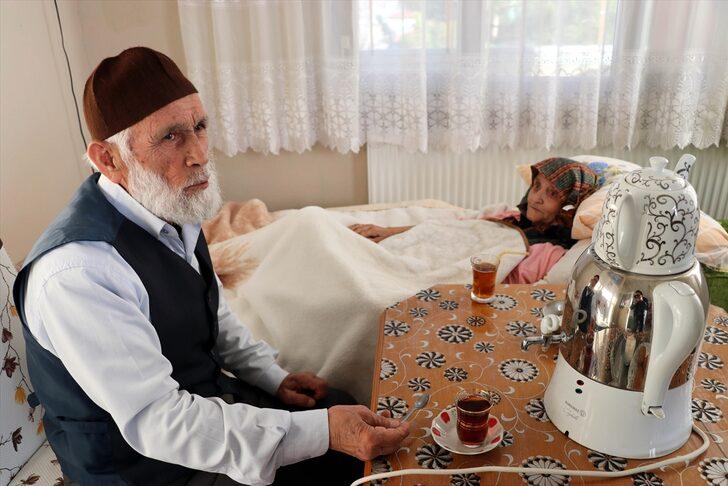 Emekli imam felçli eşine sevgi ve özenle bakıyor G2