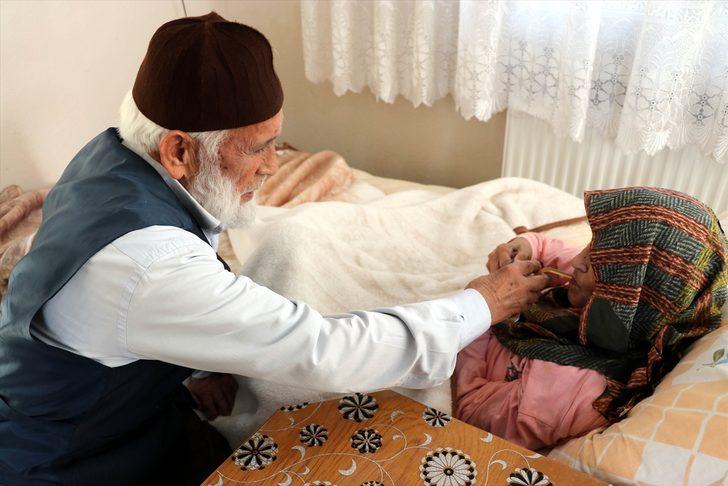 Emekli imam felçli eşine sevgi ve özenle bakıyor G3
