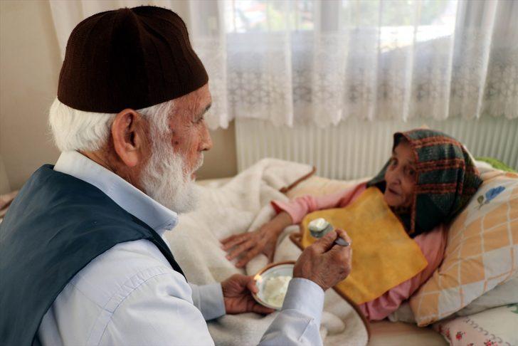 Emekli imam felçli eşine sevgi ve özenle bakıyor G5
