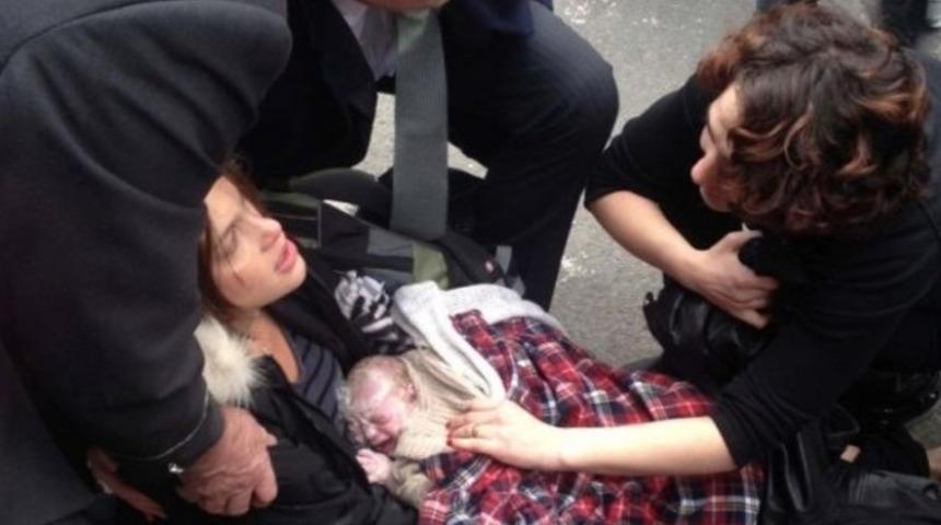 Hastaneye yetişemedi, kaldırımda doğum yaptı