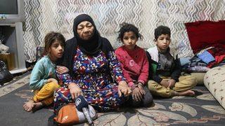 Suriyeli kadın 4 torununa hem annelik hem babalık yapıyor