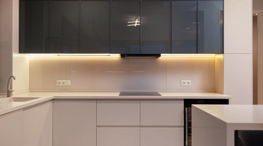 Mutfak dolaplarındaki yağ kalıntılarını ve kiri kolayca temizleyebilirsiniz! Bulaşık tableti ile hazırlayacağınız karışım sayesinde...