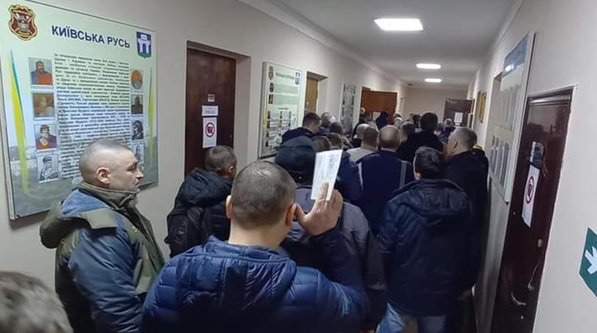 Son dakika… Ukrayna’da o çağrı yanıt buldu! Askere gidebilmek için kuyruklarda bekliyorlar