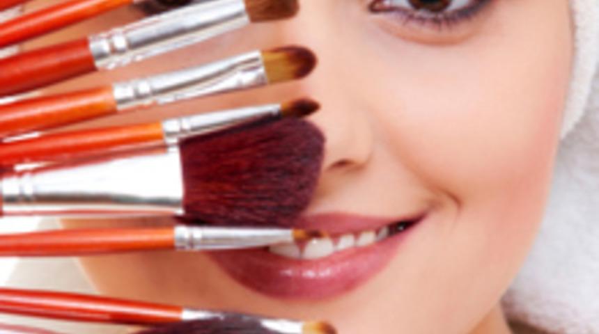 Sorunlu Ciltlere Makyaj T&uuml;yosu