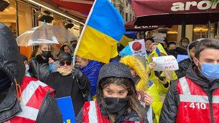 İstanbul'daki Ukraynalılardan Rus Başkonsolosluğu önünde protesto! Çok kişi öldü diye düşünüyoruz
