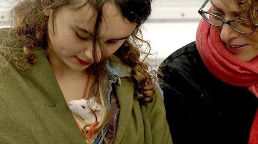 Faresini yanından ayırmıyor