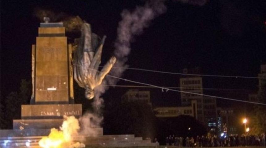 En büyük Lenin yerle bir oldu