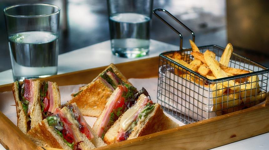 Öğrenci evinde bile kolayca tavada yapabileceğiniz bazlama tost tarifi