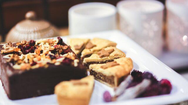 Bayat ekmeleri değerlendirmek için: Yerken tadı damağınızda kalacak çikolatalı brownie pasta tarifi!
