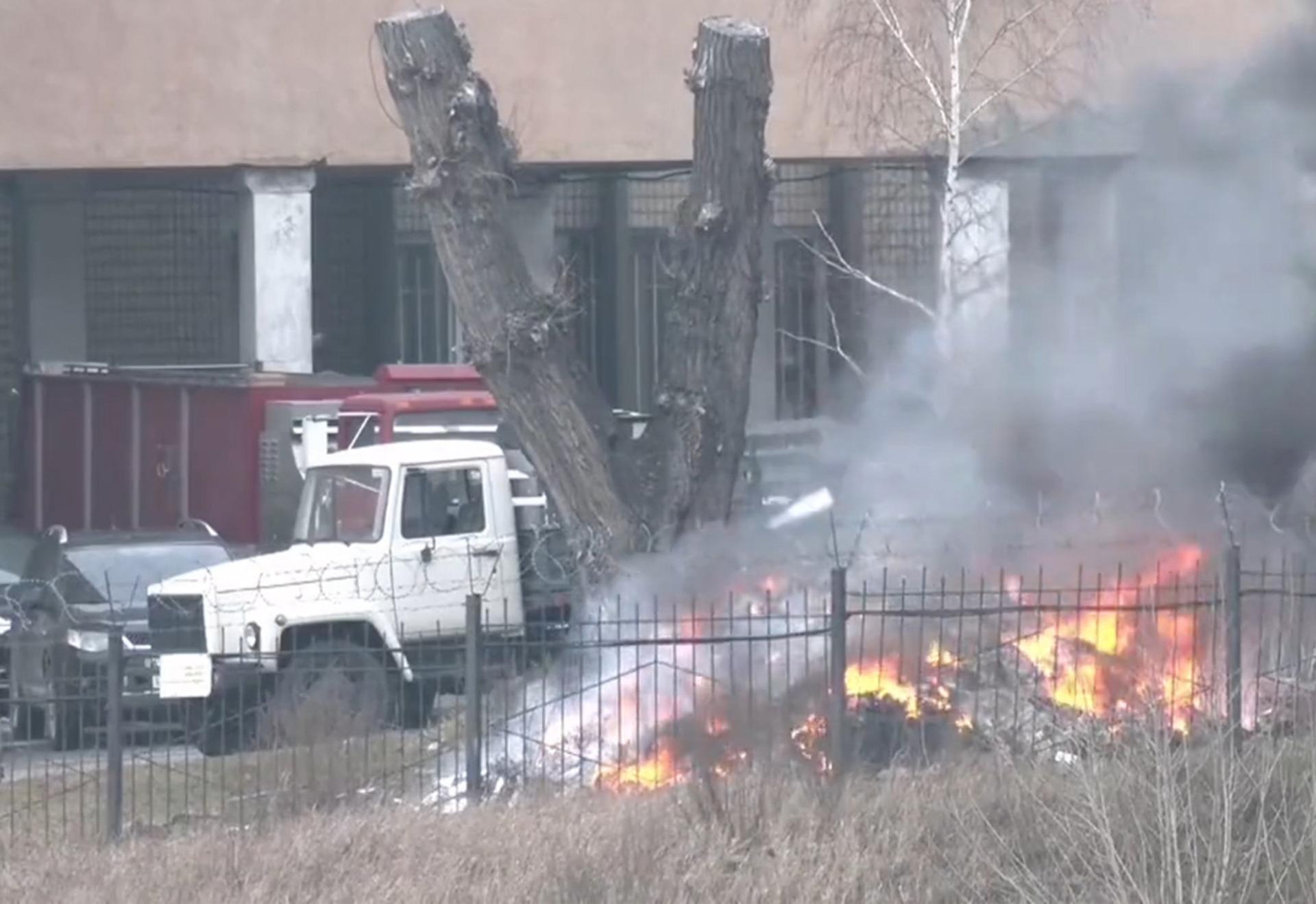 Savaş ortasında dünyayı meraklandıran görüntü! Bakanlık önünde yakılan gizemli belgelerde ne vardı?