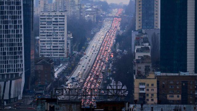 Kiev dışındaki yollar trafik yüzünden kilitlenmiş durumda ancak bu tehlikeli bir yolculuk