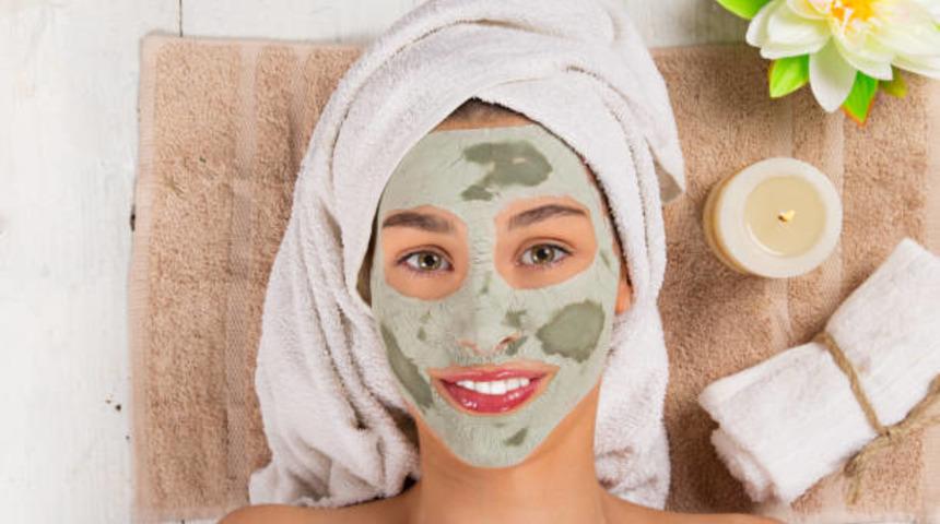 İddia ediyoruz daha &ouml;nce b&ouml;yle bir tarif duymadınız! Karşınızda cildinizi genleştirmeye yardımcı olan "domatessiz" domates maskesi!