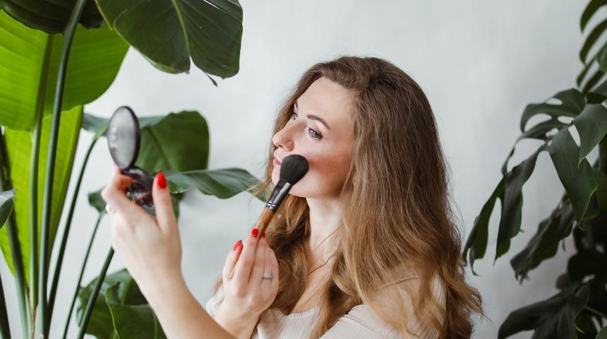 Yüz şeklinizi tanıyın, doğru tekniği uygulayın! İşte yüz şekline göre allık sürme teknikleri...