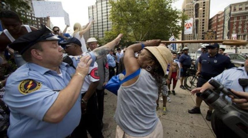 ABD'de İsrail yanlısı eyleme bastonlu tepki