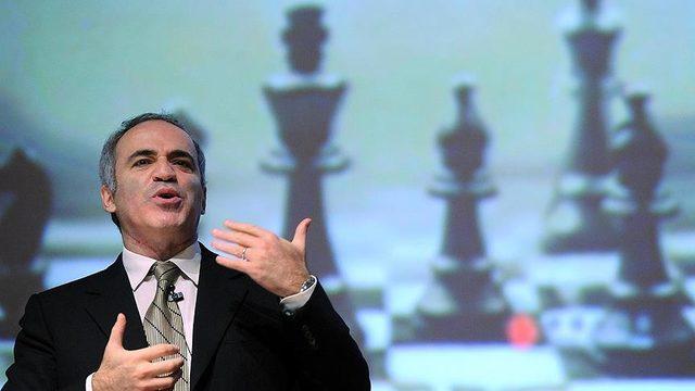 Rus satranç şampiyonu Garry Kasparov'dan ülkesine sert eleştiri: Putin'in savaş makinesini iflas ettirin