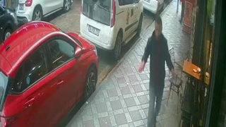 Korkunç görüntüler! Boğazını keserek intihar etti... Can çekiştiği dehşet anları kamerada