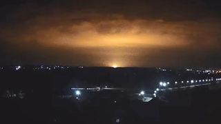 Çatışmaların sürdüğü kentte şiddetli patlama! Yoğun bir ışık gökyüzüne yayıldı