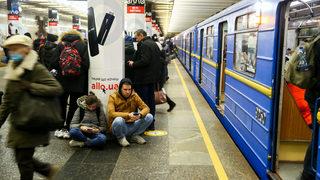 Rusya'nın hava saldırısına karşı Ukraynalılar geceyi metro istasyonlarında geçirdi