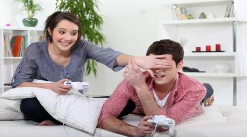 Kadınlar oyun konsoluyla sporu seviyor