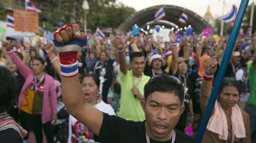 Göstericiler bakanlıkları kuşatıyor