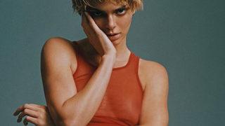 Kendall Jenner tamamen çıplak halde yerde uzanırken poz verdi! Üst üste paylaştı