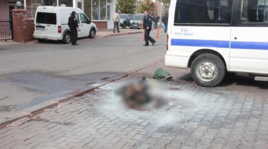 Emniyetin &ouml;n&uuml;nde kendini yaktı