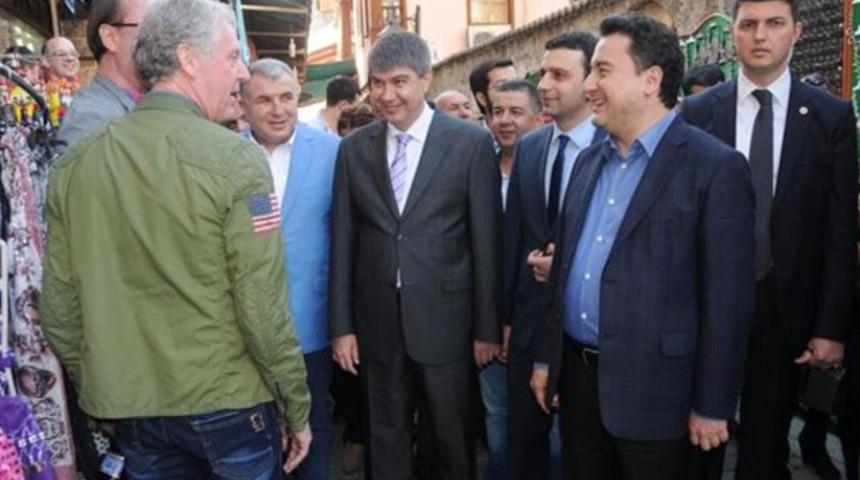 Turist, Bakan'ı görünce birasını sakladı